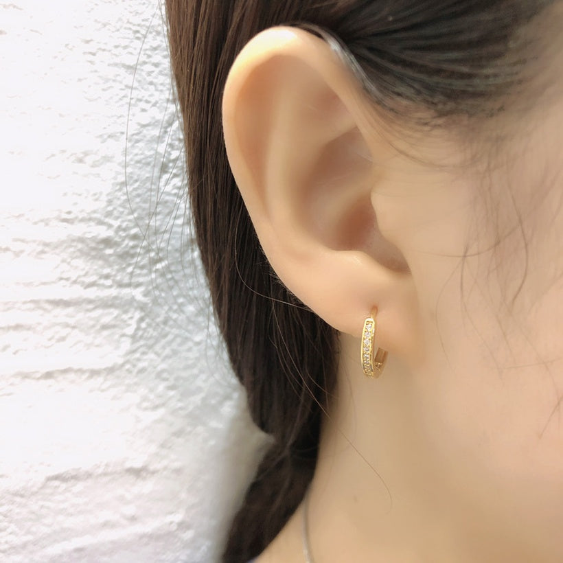 hebilla de oreja de oro laminado de circón redondo simple al por mayor