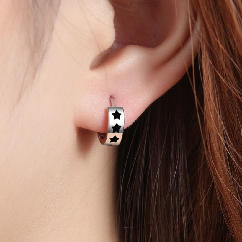 Pendientes de pentagrama negro Pendientes para hombre y para mujer Nueva luz Lujo Estilo frío Personalidad Pendientes de botón de epoxi