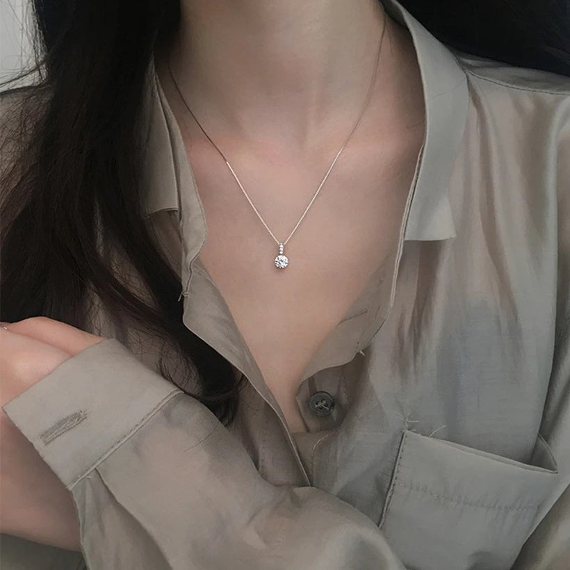 Colgante simple con una cadena de clavícula de temperamento de nicho de diseño de collar de diamantes intermitentes