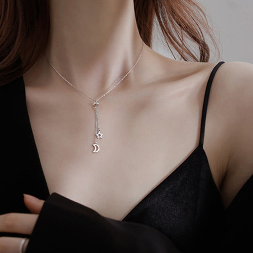 Cadena de clavícula con sentido de diseño de nicho de collar de borla de estrella y luna simple