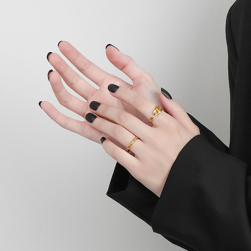 Anillo de rama de ratán delgado de superficie cóncava y convexa de textura de papel de aluminio minimalista coreano