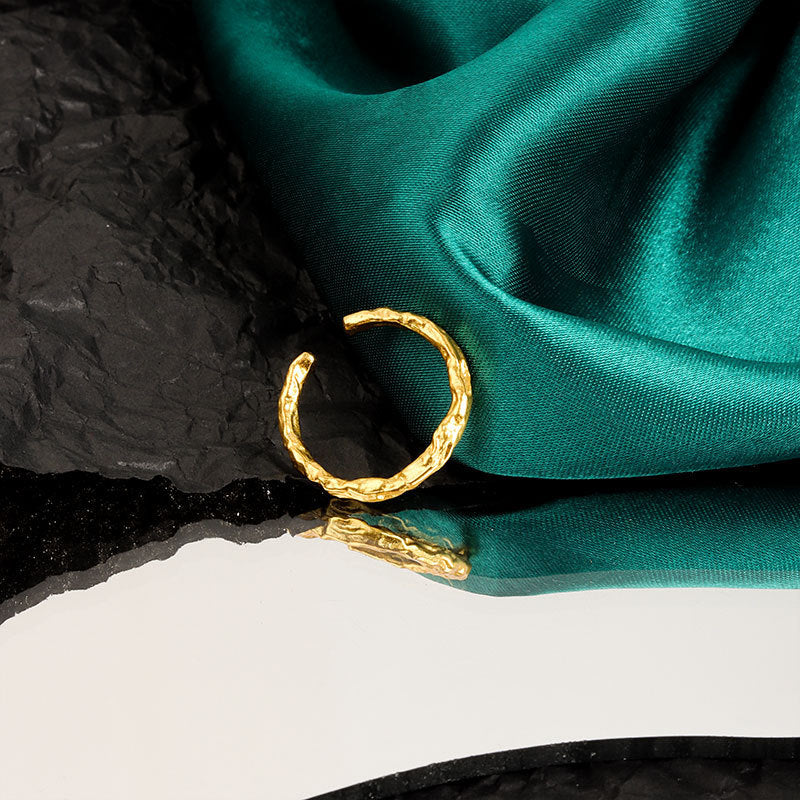 Anillo de rama de ratán delgado de superficie cóncava y convexa de textura de papel de aluminio minimalista coreano