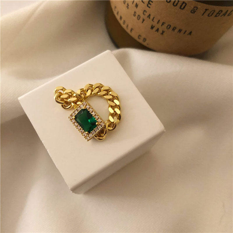 Exquisito anillo de cadena de latón retro con incrustaciones de esmeraldas francesas