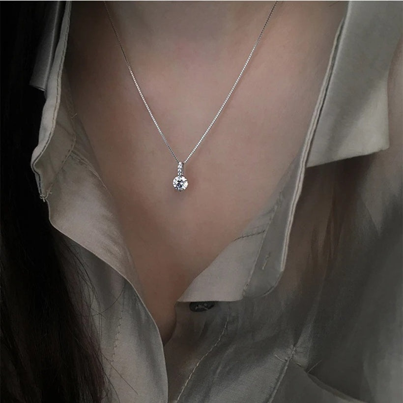 Colgante simple con una cadena de clavícula de temperamento de nicho de diseño de collar de diamantes intermitentes