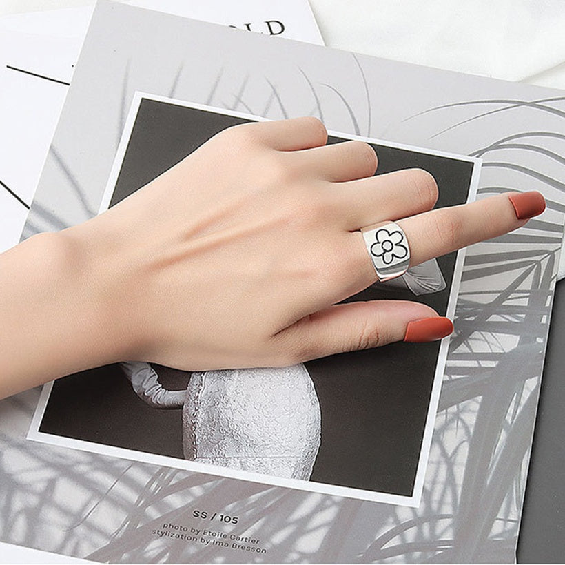 Anillo de flor de margarita brillante simple con personalidad Anillo pequeño y fresco