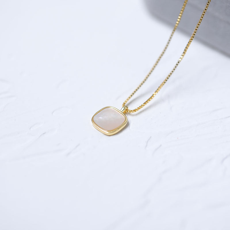 collar de oro laminado con colgante de concha cuadrada retro