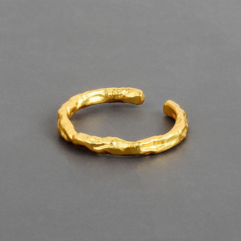 Anillo de rama de ratán delgado de superficie cóncava y convexa de textura de papel de aluminio minimalista coreano