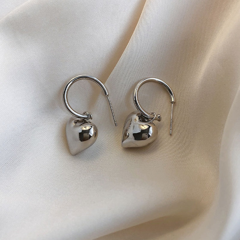 Pendientes de corazón de amor para mujer, nueva moda en línea, círculo de personalidad de moda roja, entrada de temperamento coreano, gancho de oreja de estilo frío Lux