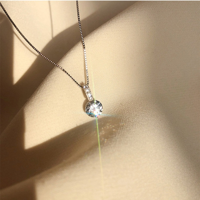 Colgante simple con una cadena de clavícula de temperamento de nicho de diseño de collar de diamantes intermitentes