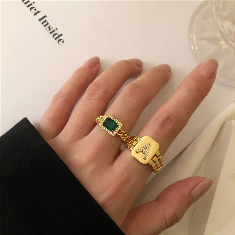 Exquisito anillo de cadena de latón retro con incrustaciones de esmeraldas francesas