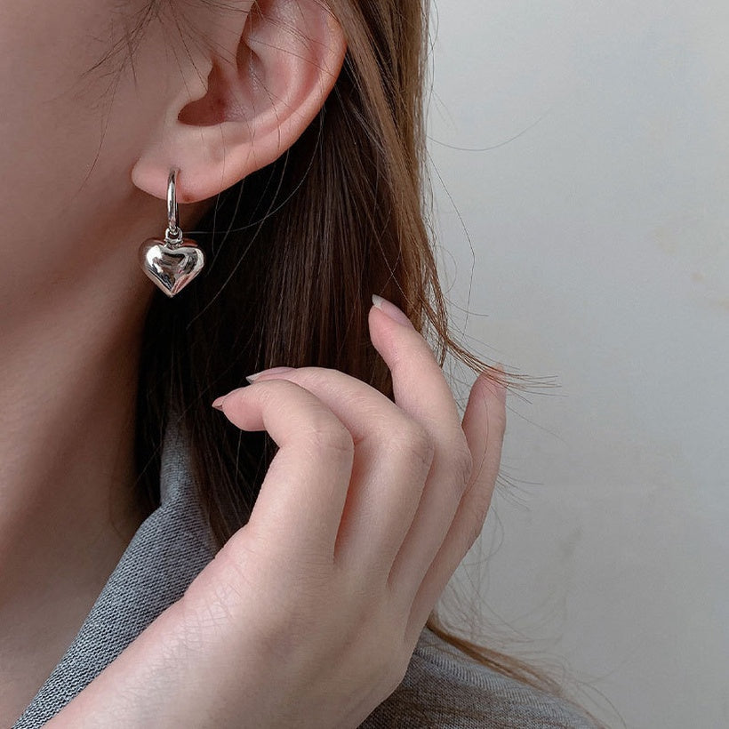 Pendientes de corazón de amor para mujer, nueva moda en línea, círculo de personalidad de moda roja, entrada de temperamento coreano, gancho de oreja de estilo frío Lux