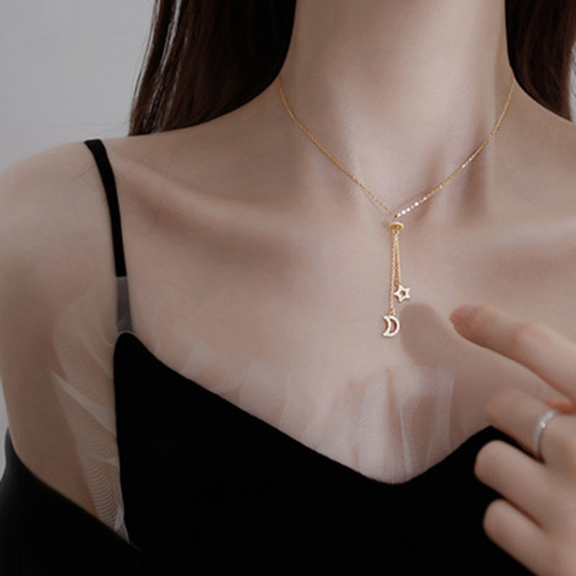 Cadena de clavícula con sentido de diseño de nicho de collar de borla de estrella y luna simple
