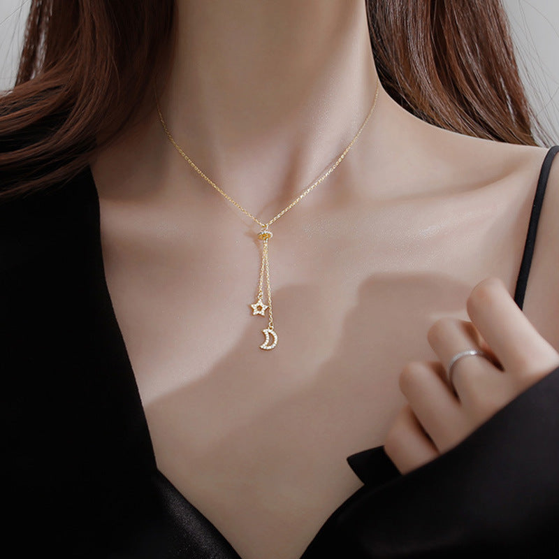 Cadena de clavícula con sentido de diseño de nicho de collar de borla de estrella y luna simple