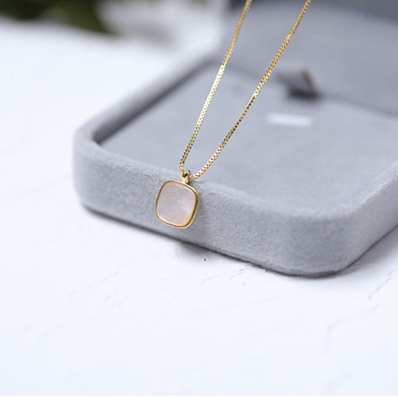 collar de oro laminado con colgante de concha cuadrada retro