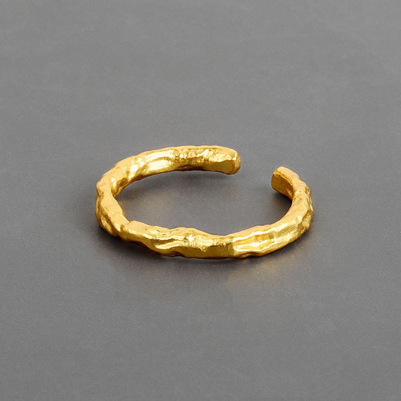Anillo de rama de ratán delgado de superficie cóncava y convexa de textura de papel de aluminio minimalista coreano