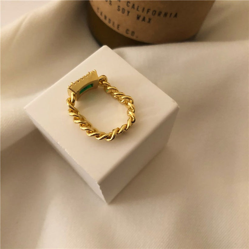 Exquisito anillo de cadena de latón retro con incrustaciones de esmeraldas francesas