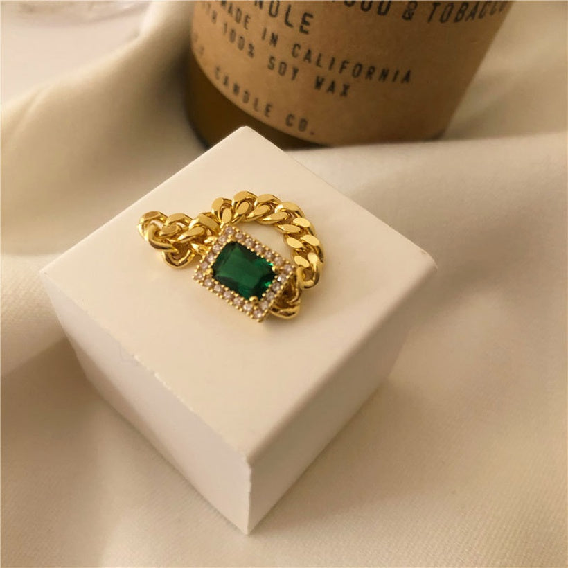 Exquisito anillo de cadena de latón retro con incrustaciones de esmeraldas francesas
