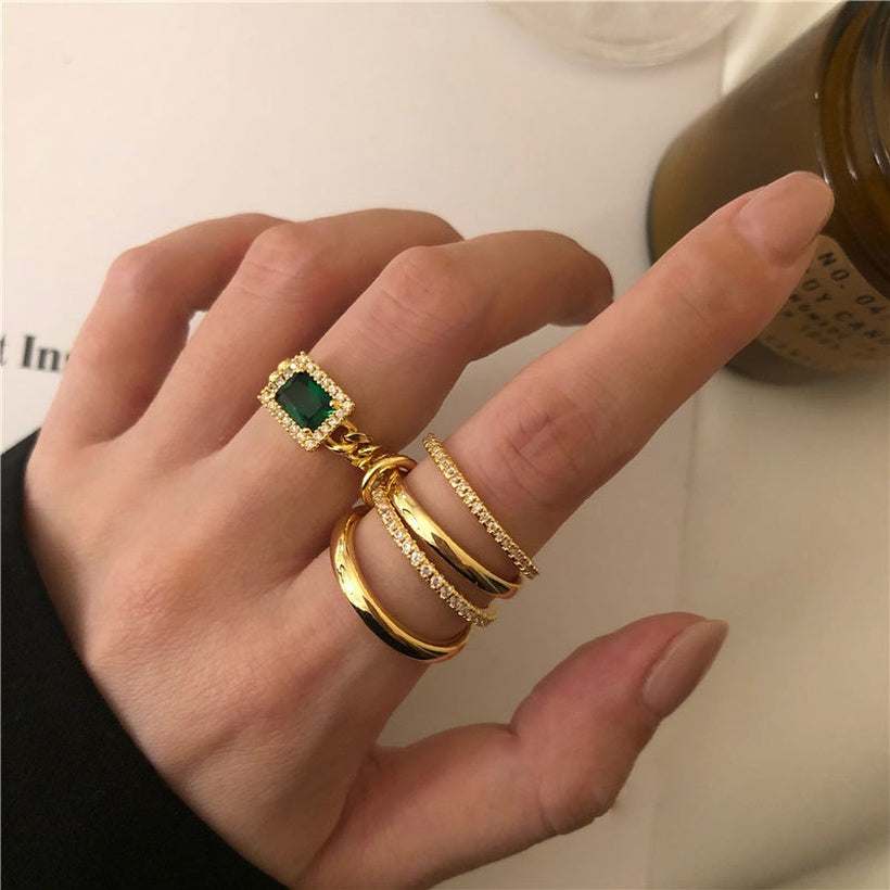 Exquisito anillo de cadena de latón retro con incrustaciones de esmeraldas francesas