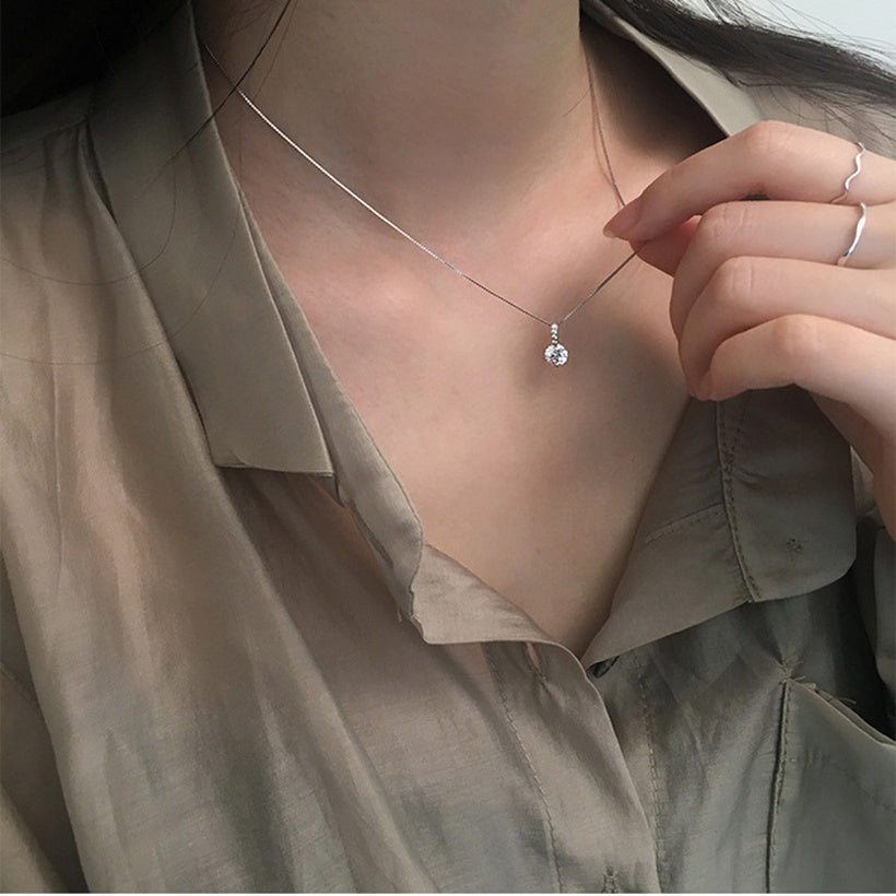 Colgante simple con una cadena de clavícula de temperamento de nicho de diseño de collar de diamantes intermitentes