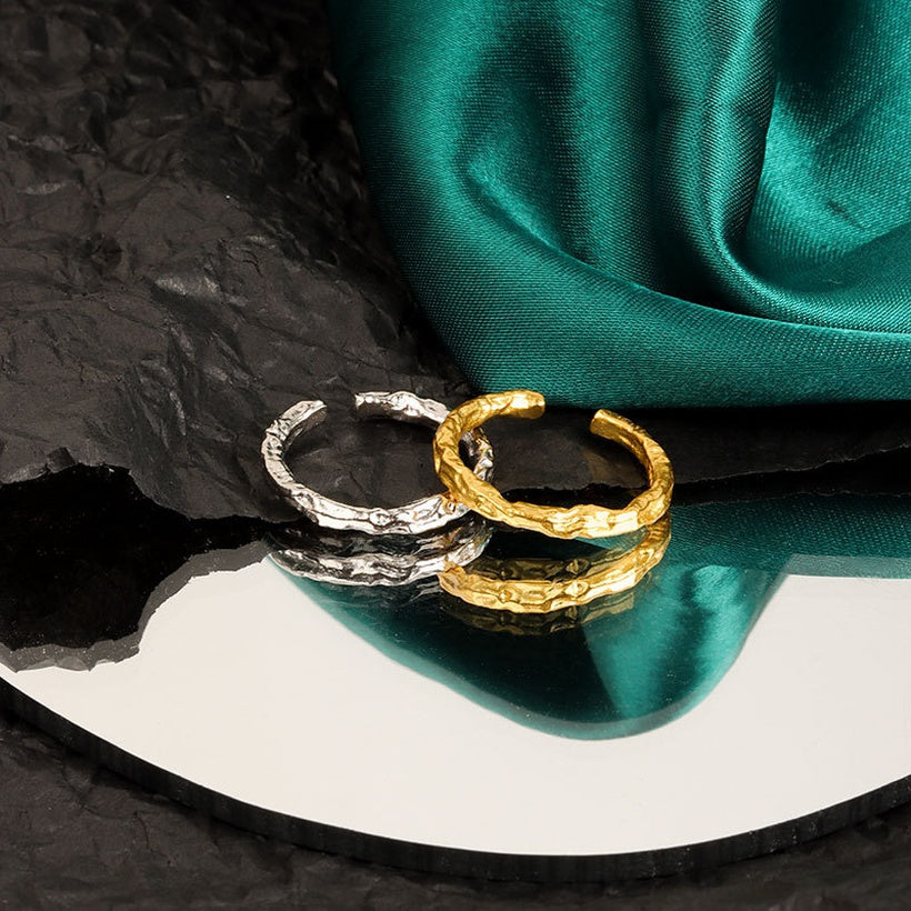 Anillo de rama de ratán delgado de superficie cóncava y convexa de textura de papel de aluminio minimalista coreano