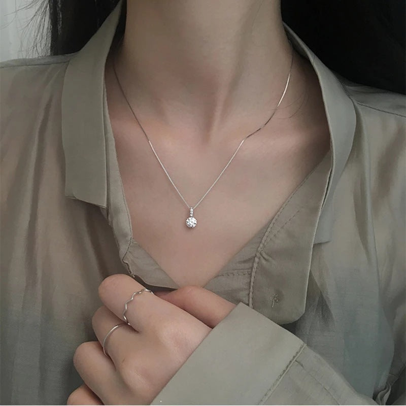 Colgante simple con una cadena de clavícula de temperamento de nicho de diseño de collar de diamantes intermitentes