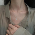 Colgante simple con una cadena de clavícula de temperamento de nicho de diseño de collar de diamantes intermitentes