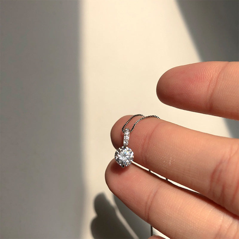 Colgante simple con una cadena de clavícula de temperamento de nicho de diseño de collar de diamantes intermitentes